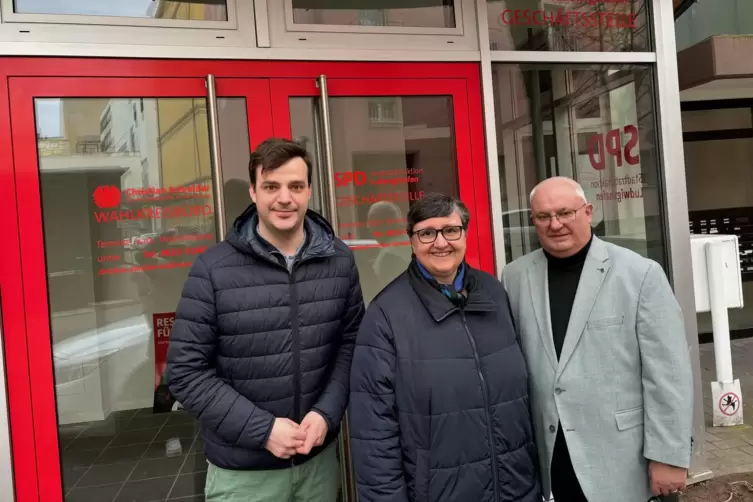SPD-Chef David Guthier (links) und Holger Scharff, sozialpolitischer Sprecher, haben sich mit Maria Decker, Vorsitzende von Solw
