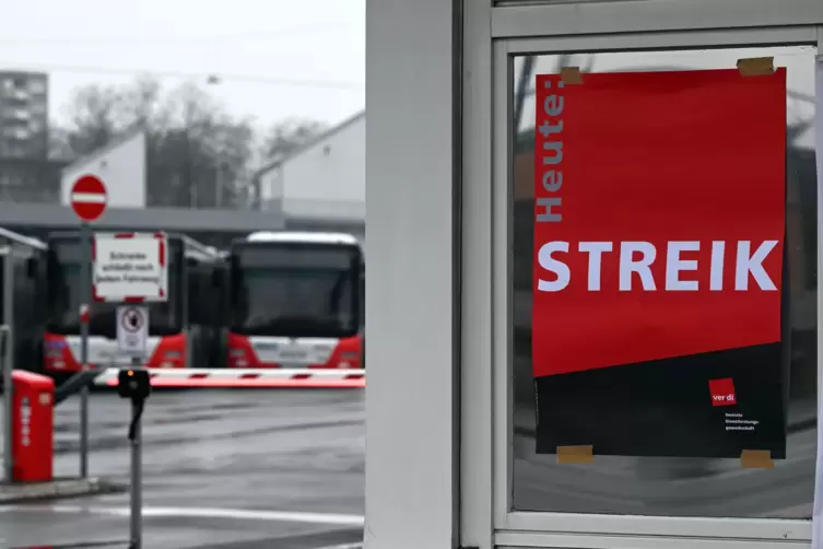 Bis Sonntag stehen bei vielen Bussen die Räder still. 