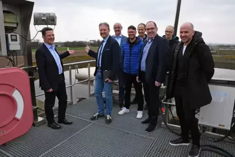 Vertreter des Abwasserzweckverbands und der beauftragen Ingenieurbüros besichtigen die Kläranlage. Im Hintergrund soll die Erwei