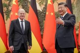 Bei einem Peking-Besuch soll Olaf Scholz den chinesischen Präsidenten Xi Jinping überzeugt haben, auf Putin einzuwirken.