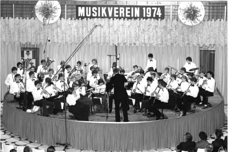 Der damalige Vereinsvorsitzende Edwin Mayer dirigiert 1981 ein Konzert in der Aula des Schulzentrums.