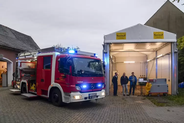 Die Leichtbauhalle auf dem Neuköllner Platz bleibt länger stehen als ursprünglich geplant.