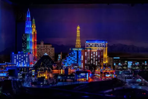 Das Miniatur-Wunderland ist die größte Modelleisenbahnanlage der Welt. Städte wie Las Vegas werden hier liebevoll nachgebaut. 