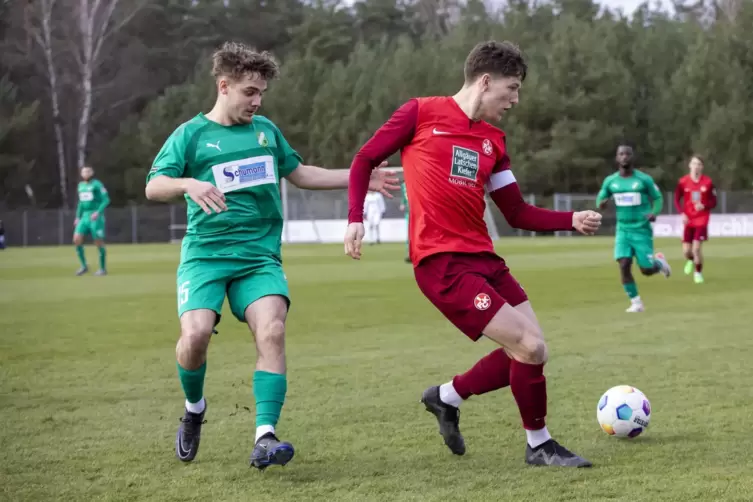 Die U21 des 1. FC Kaiserslautern um Kapitän Leon Robinson (rechts), hier in der Partie gegen Waldalgesheim, könnte sich mit eine