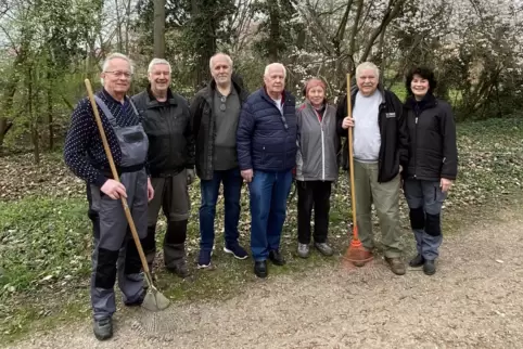 Sie sind über die Gartenarbeit Freunde geworden (von links): Rolf Sponheimer, Jörg Erdmann, Jürgen Schubert, Herbert Lautermann,