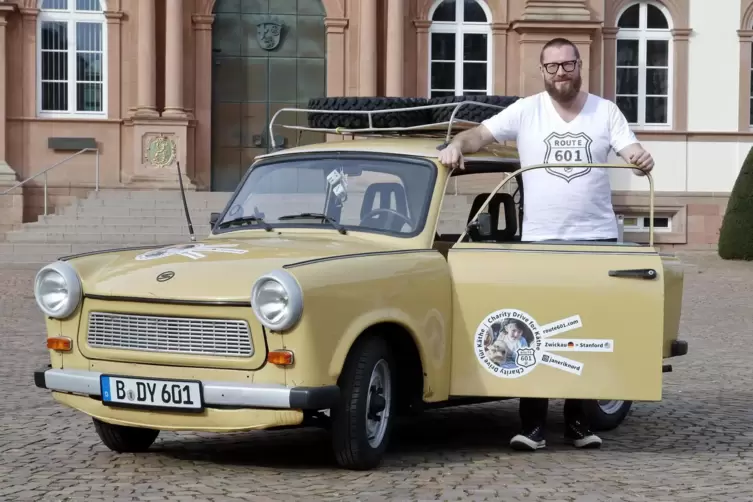 Die Feuertaufe hat Jan-Erik Nords Trabi bereits bestanden: Auf der Testfahrt von Zwickau nach Zweibrücken (hier vorm Zweibrücker