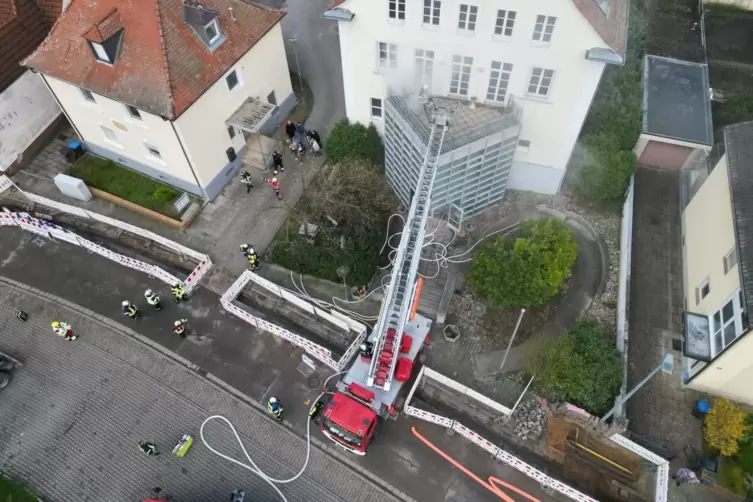 Mit der Drehleiter haben Feuerwehrleute Personen vom Balkon des Gebäudes geholt.