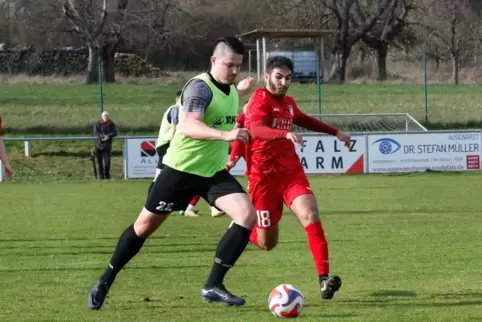 Armen Hayrapetyan (rechts) vom TuS Steinbach atackiert seinen Gegenspieler vom FSV Idar-Oberstein. 