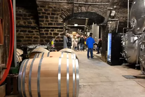Die Besucher wollten die Kallstadter Weine nicht nur verkosten, sondern auch mehr über deren Herstellung erfahren.