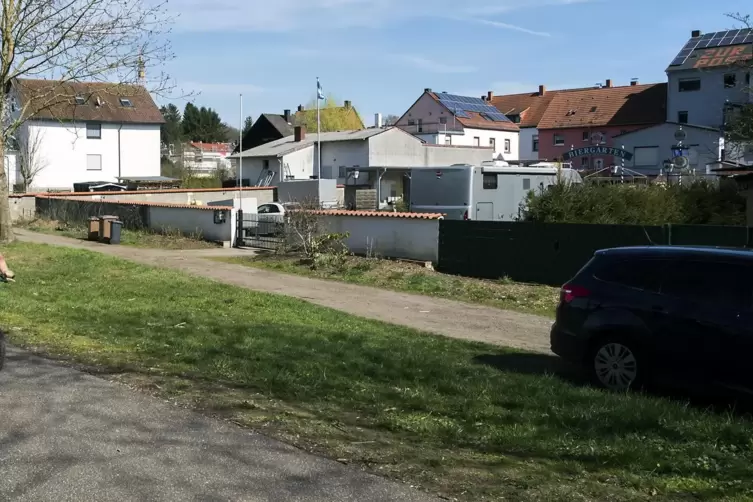 Noch steht die im Hintergrund zu sehende Mauer am Rimschweiler Radweg, hier ein Foto von 2017. 