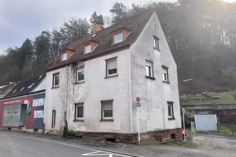 Ein Baum wuchs aus dem Haus. Er wurde inzwischen entfernt. 