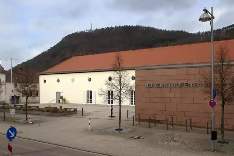 Unter anderem sollen Minister Alexander Schweitzer und Bürgermeister Lukas Hartmann im Hohenstaufensaal auftreten. 