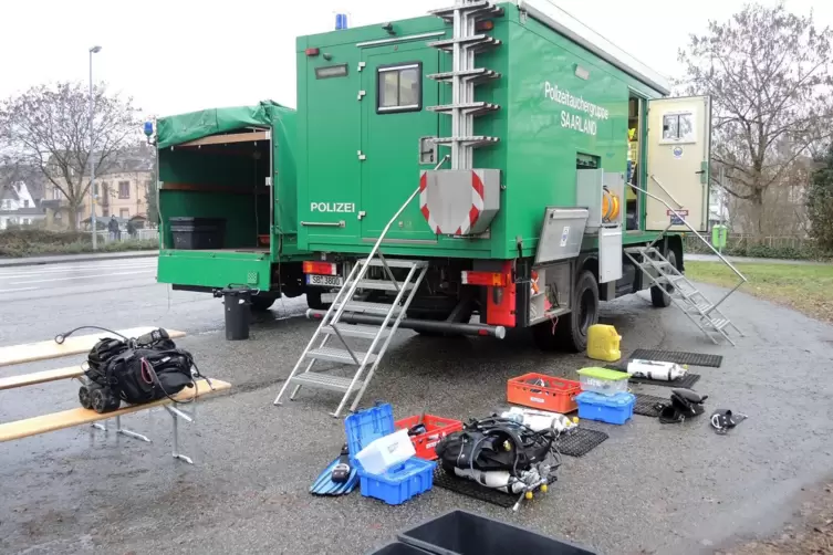 Ermittler suchten nach dem Leichenfund die Umgebung in Bubenhausen ab.