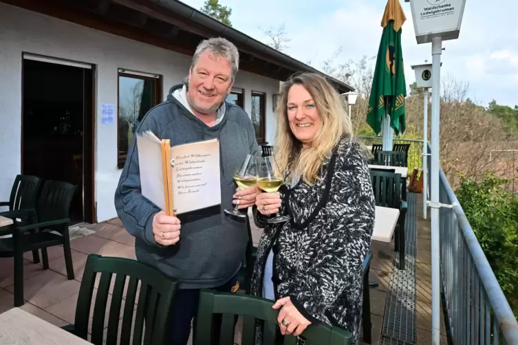 Harry und Nicole Müller auf der Terrasse des Restaurants. Ab Samstag bewirten sie Gäste. 