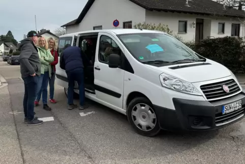 In Kleinbussen ließen sich Fußballfans aus dem Ort zum hoch gelegenen Fußballplatz des TuS St. Martin fahren.