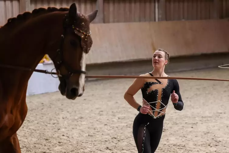 Royal Flash im Blick: Die Herxheimerin Hannah Steverding startet an Ostern in die Voltigiersaison. 