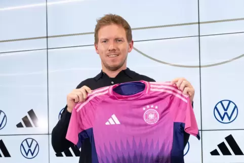 Julian Nagelsmann präsentiert das neue Auswärtstrikot der Nationalmannschaft: Made in Vietnam.