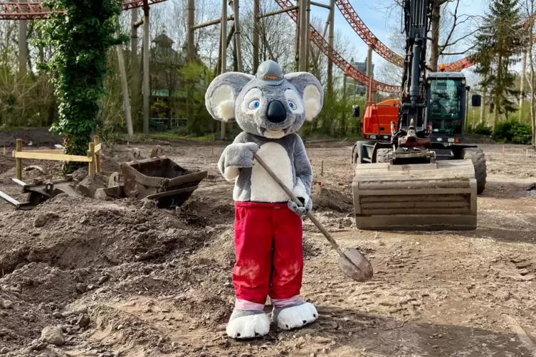 Packt beim Bau des neuen Themenbereichs mit an: Koala Blinky Bill, der neue Parkbewohner.