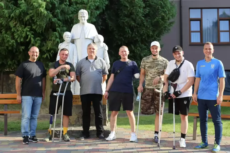 Pater Mykhailo Chaban (Dritter von links) mit Spielern des Amputiertenteams.