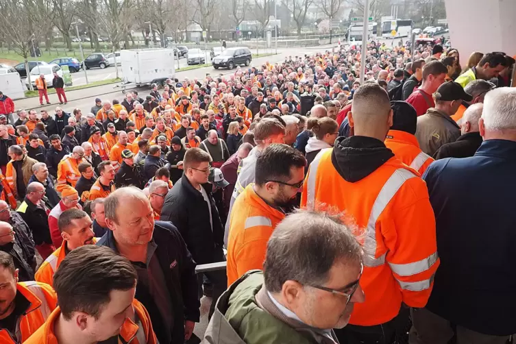 Der Zweibrücker Tadano-Standort steht auf der Kippe. Am Montag trafen sich die Angestellten in der Zweibrücker Festhalle zur Bet