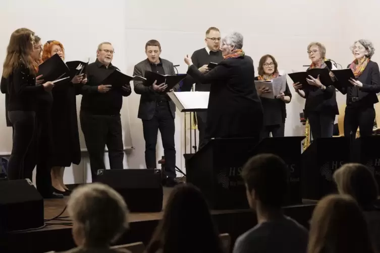 Crossover in Kaiserslautern: Das gleichnamige Ensemble aus Lauterecken beim Auftritt in der Aula der Hochschule. 