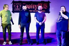 Die Sieger des Poetry Slams: (von links) Lasse Samström, Gregor Bieberacher und Artem Zolotarov mit Moderator Schunke III alias 