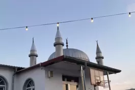 Mit Lichterschmuck: Moschee-Gebäude in Speyer.