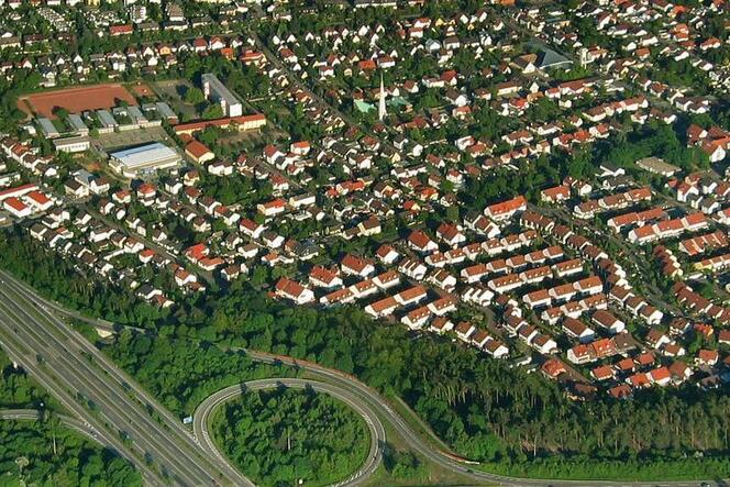 Speyer-Nord: In der Spaldinger Straße (Bild von rechts oben nach links unten, entlang des Grünstreifens) ist nur Tempo 50 erlaub