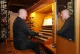 Robert Sattelberger an der Orgel.