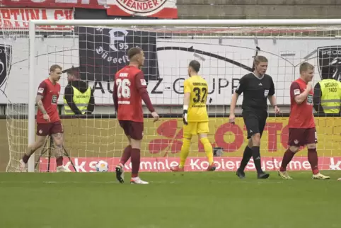 Auf dem Rasen unterlagen die Spieler des FCK den Gästen aus Düsseldorf. Auf den Rängen zündelten die Fans der Fortunen.