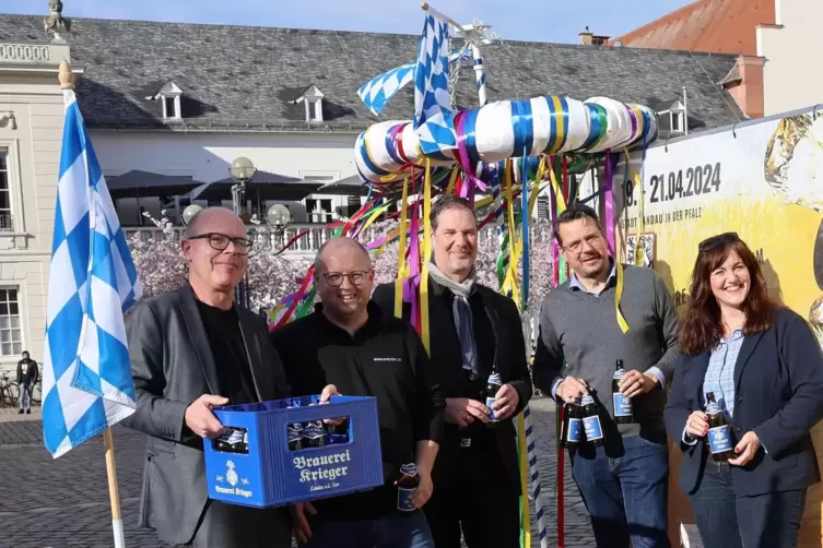 Pressetermin zum Bierfest auf dem Rathausplatz (von links): Oberbürgermeister Dominik Geißler, Alexander Kurz (Gaumenfreude, Mic