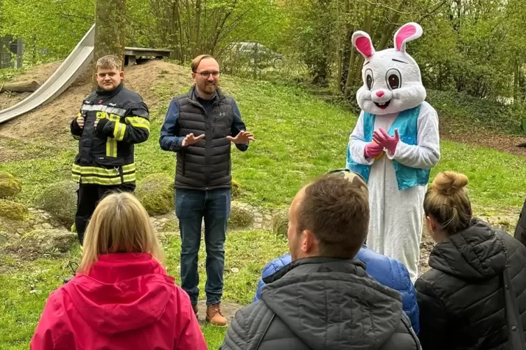 Unterstützung vom Osterhasen hatte Ortsvorsteher Dennis Schmidt auf der Vogelwiese. 