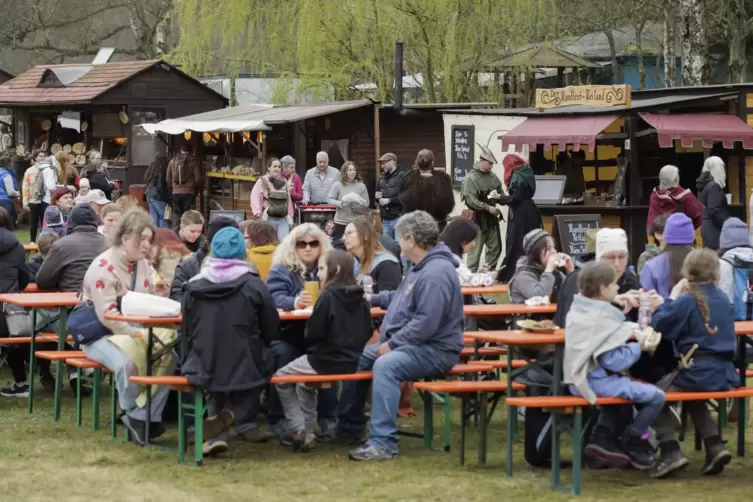 Immer der Nase nach: Wer eine deftige Stärkung suchte, musste beim Mittelaltermarkt am Gelterswoog nur dem Duft der „Fressmeile“