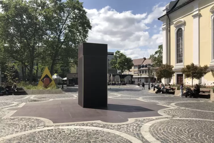 So sah der Erkenbertbrunnen vor dem Rathaus mit Holzhaube und Abdeckung des Beckens im vergangenen Jahr aus.