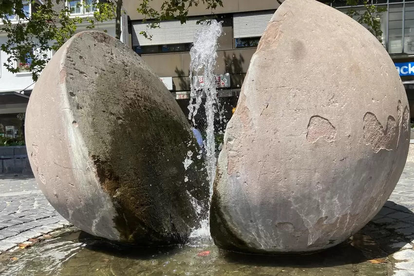 Blickfang auf dem Rathausplatz: der sogenannte KSB-Brunnen mit seinen beiden Halbkugeln.