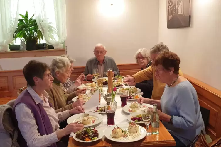 Schätzen am gemeinsamen Mahl vor allem die Gemeinschaft: Veronika Schramm, Elsbeth Müller, Liselotte Allbach, das Ehepaar Jawore