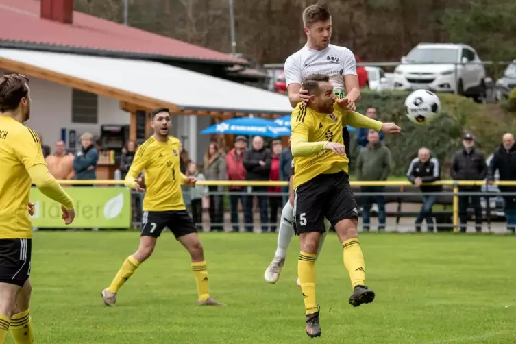  Niklas Schuster springt höher als Philipp Tavares da Silva und köpft das 1:0 für Lug-Schwanheim. Hinten Aurica Vacaru, der spät