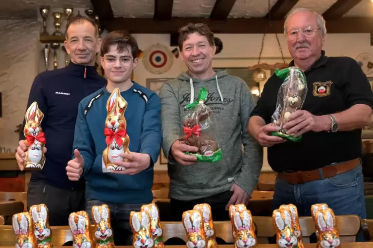 Süß: Ricky Turner, Elias Kirberger, Jörg Preibisch und Claus-Peter König (von links) bei der Siegerehrung für das Osterhasenschi