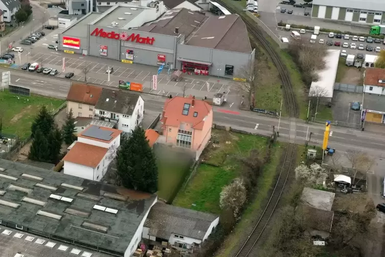 Wird saniert: Bahnübergang in der Wormser Landstraße.