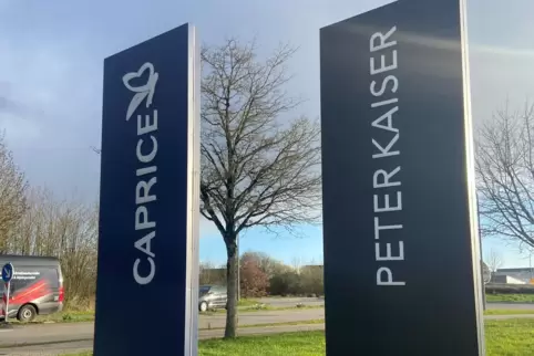 Seit Gründonnerstag steht neben der Caprice-Stele am Firmensitz in der Blocksbergstraße auch eine Peter-Kaiser-Stele.