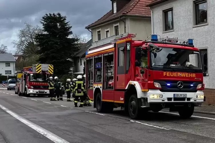 23 Feuerwehrleute sind im Einsatz, um die Flammen zu bekämpfen.