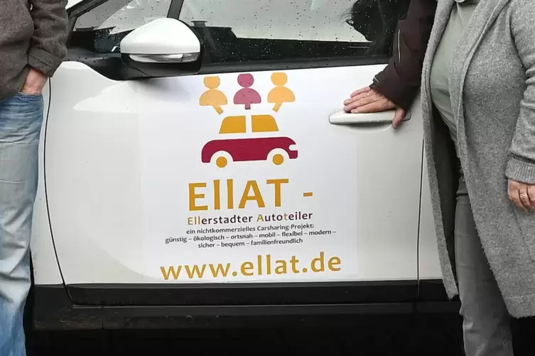 Ein weißer Peugeot steht in Ellerstadt bereit.