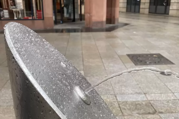 Die neue Trinkwasser-Säule in der Fußgängerzone. 