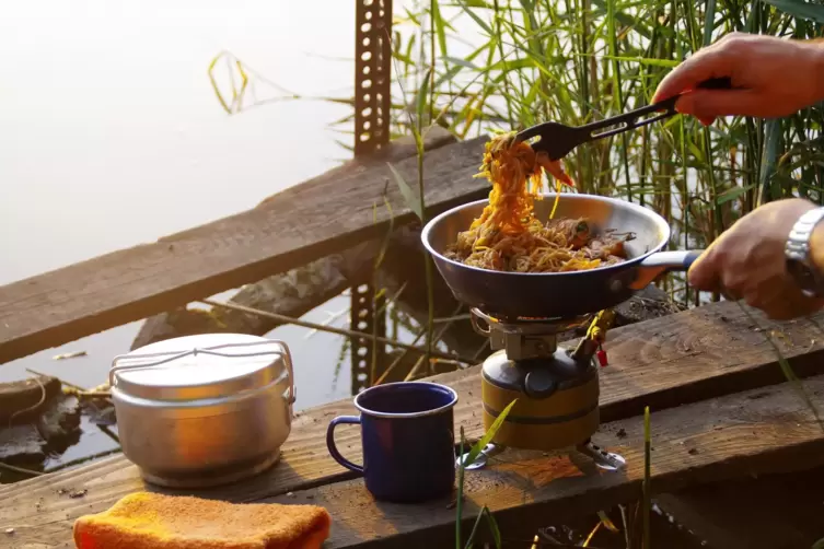 Kulinarisches Erlebnis der besonderen Art: kochen und essen unter freiem Himmel. 