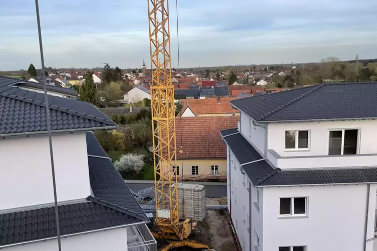 Ausblick von einem der Balkone des Gesundheitszentrums auf das Dorf, im Hintergrund ist der Turm der Pfarrkirche St. Leo zu erke