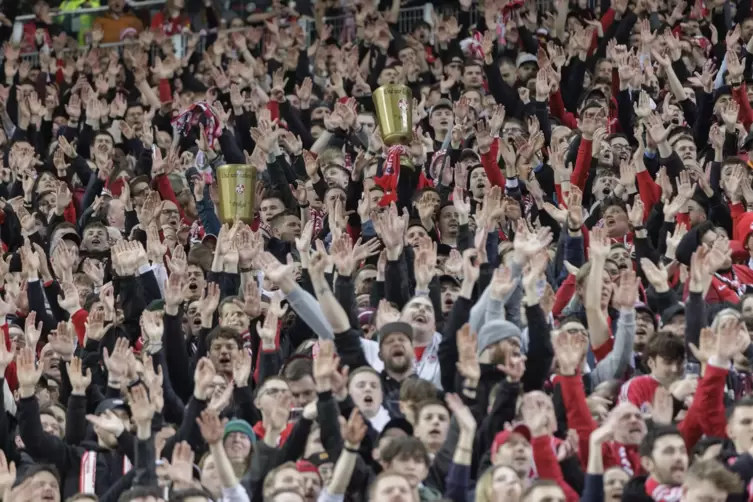 Viele Fans wollen „ihren“ FCK zum Pokalendspiel nach Berlin begleiten.