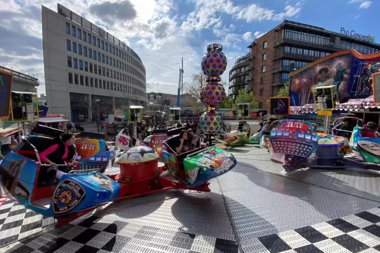 Buntes Spektakel: Die Frühjahrsmess auf dem Berliner Platz lockt nicht nur mit Fahrgeschäften. 