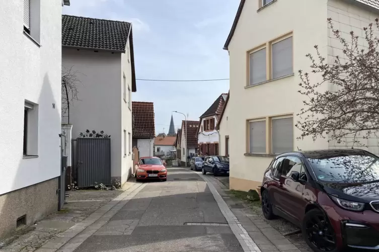 In der Plöckgasse in Godramstein dürfen auf Anordnung der Stadt künftig Radfahrer gegenläufig fahren, obwohl die Sicht eingeschr