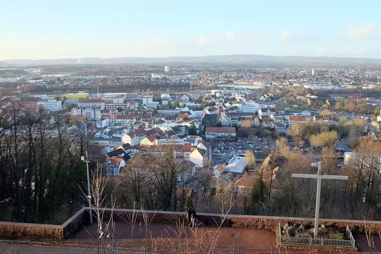 Blick vom Schlossberg auf Homburg. Am Kreuz (rechts auf dem Foto) ist der Treffpunkt für die Gästeführung. 