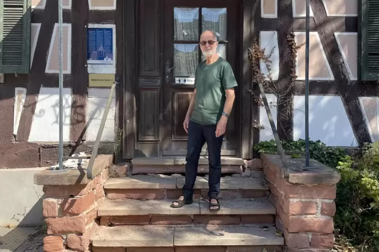 Werner Esser, der letzte Vorsitzende des Verein „Volkshochschule Kandel“ vor dem VHS-Haus in der Turmstraße 7.